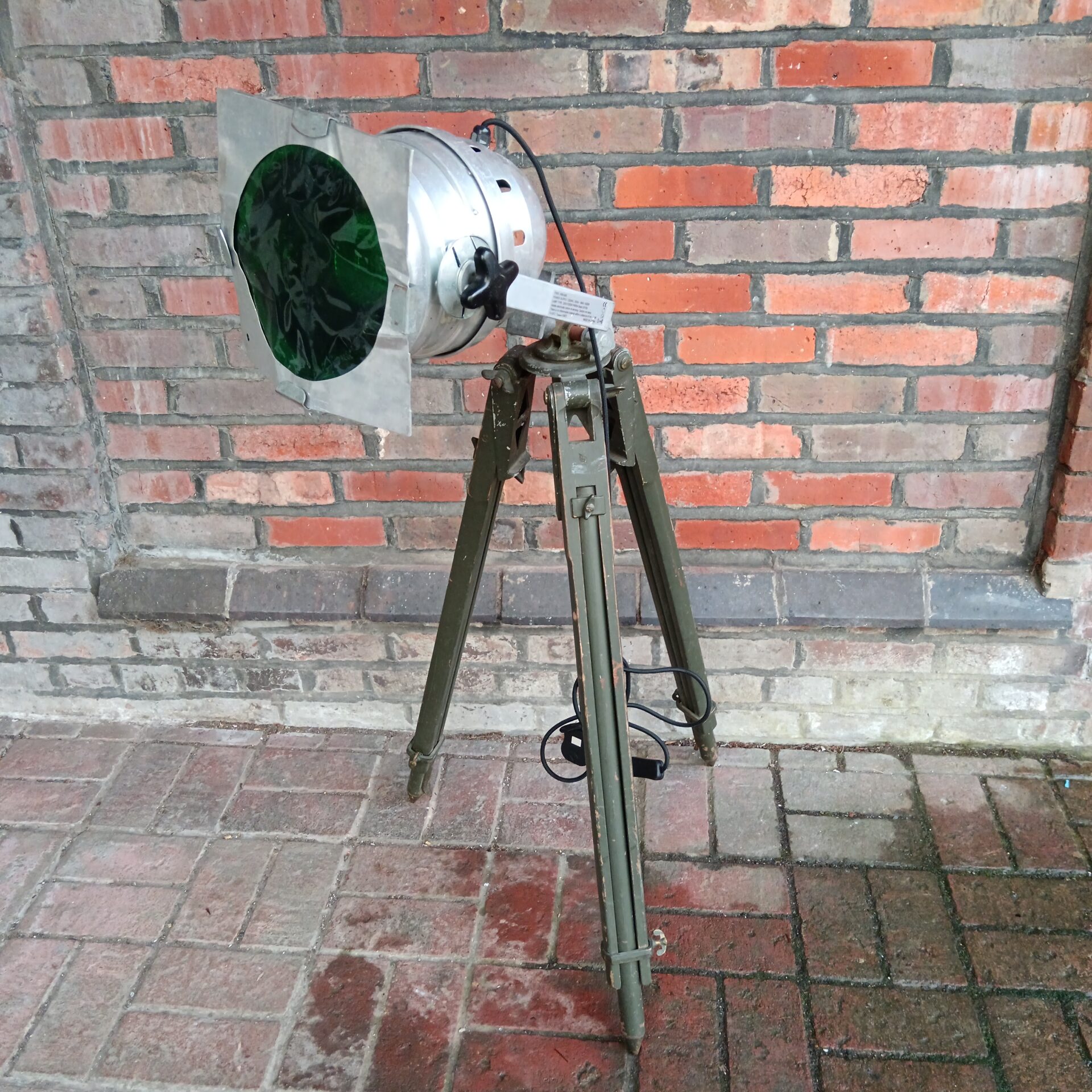 1001 Aluminium spotlight on military tripod working