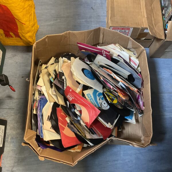 Mixed lot of vintage 7 inch vinyl records for collectors.
