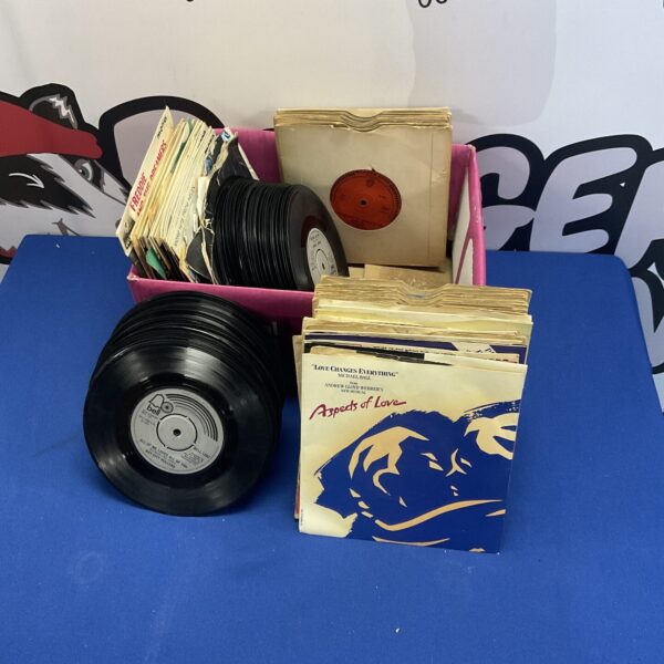 Mixed lot of vintage 7 inch vinyl records for collectors.
