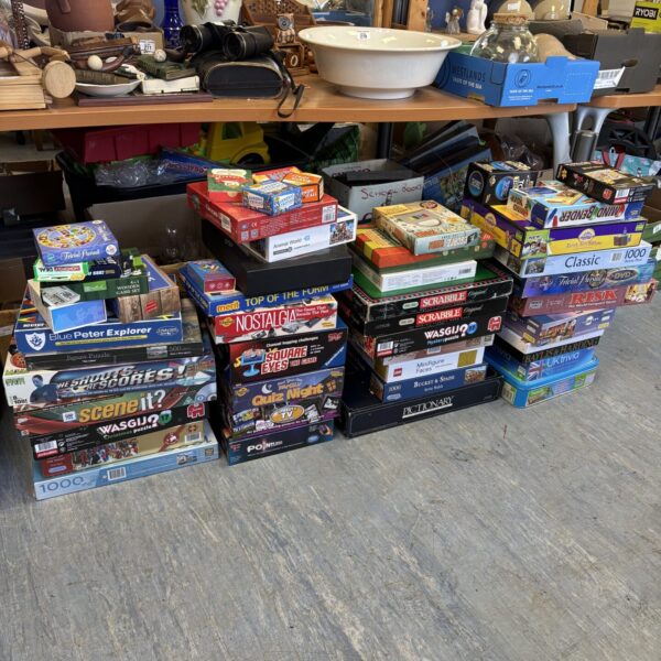 Overview of a large mixed lot of board games and puzzles.