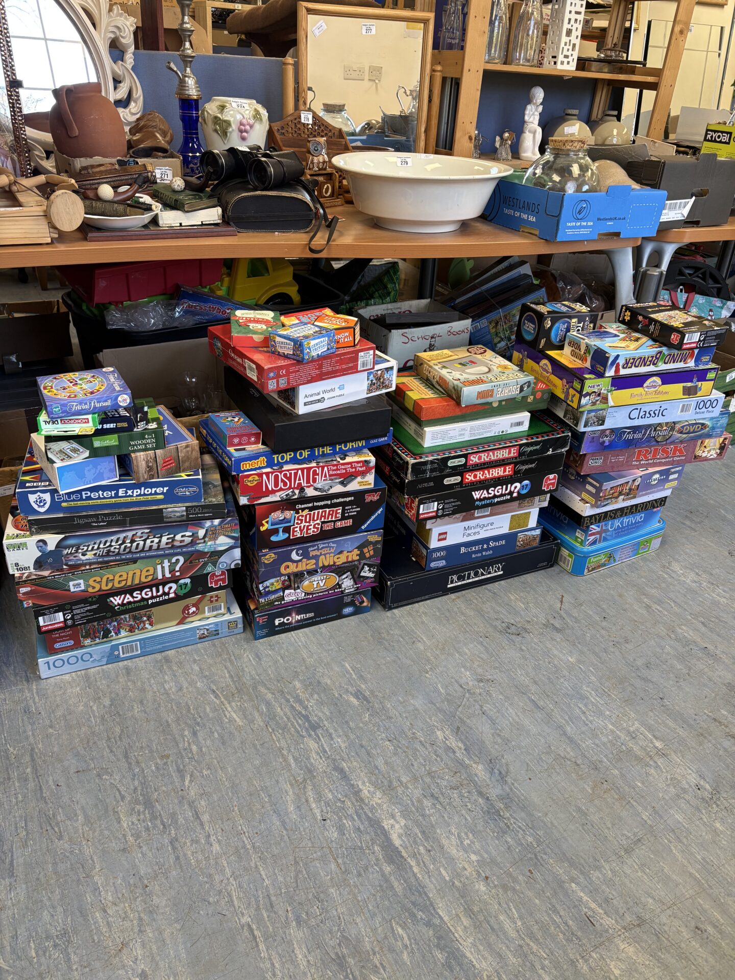 441 Large job lot of mixed board games and puzzles