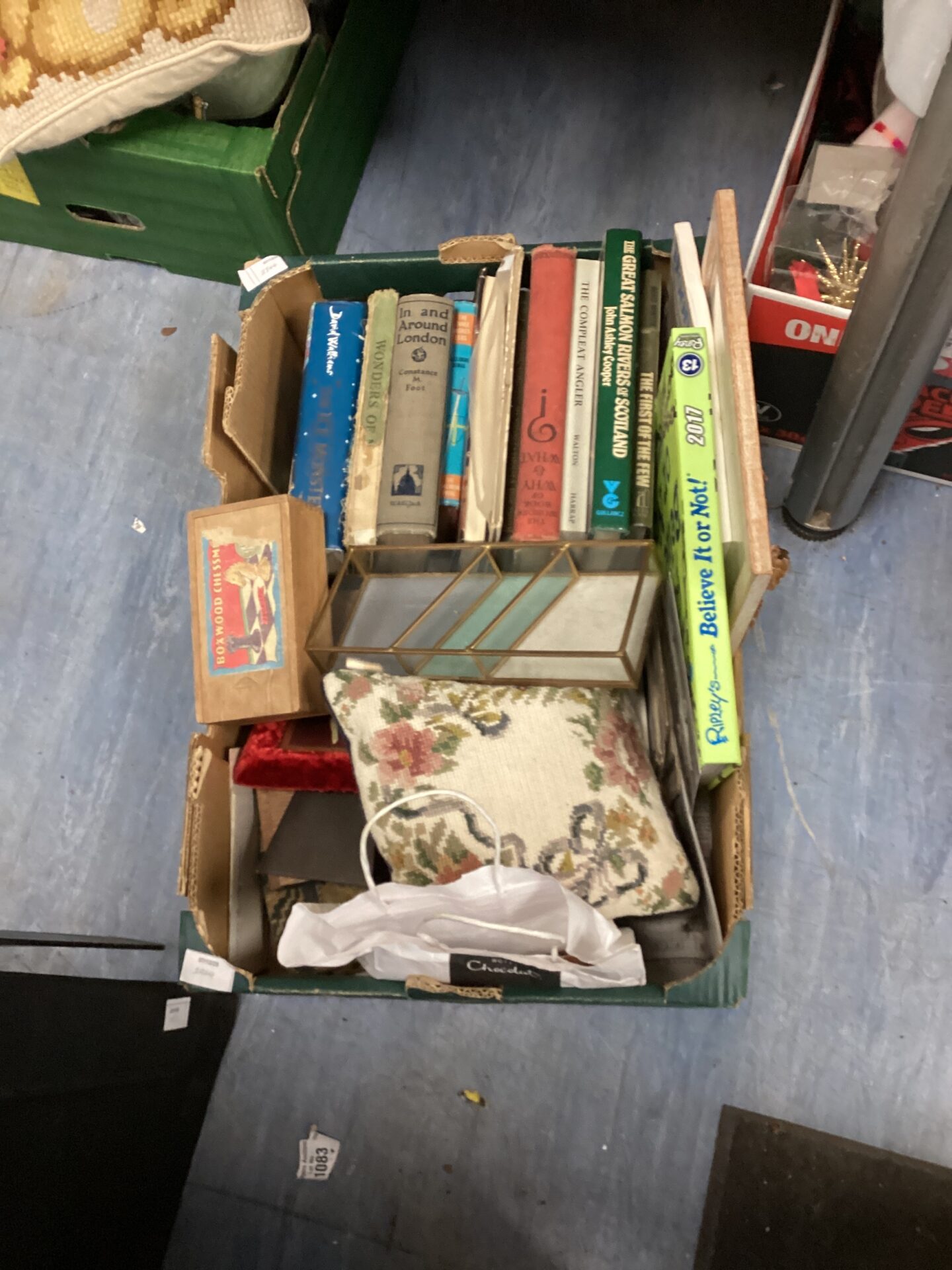 735 tray mixed inc books and box chess pieces