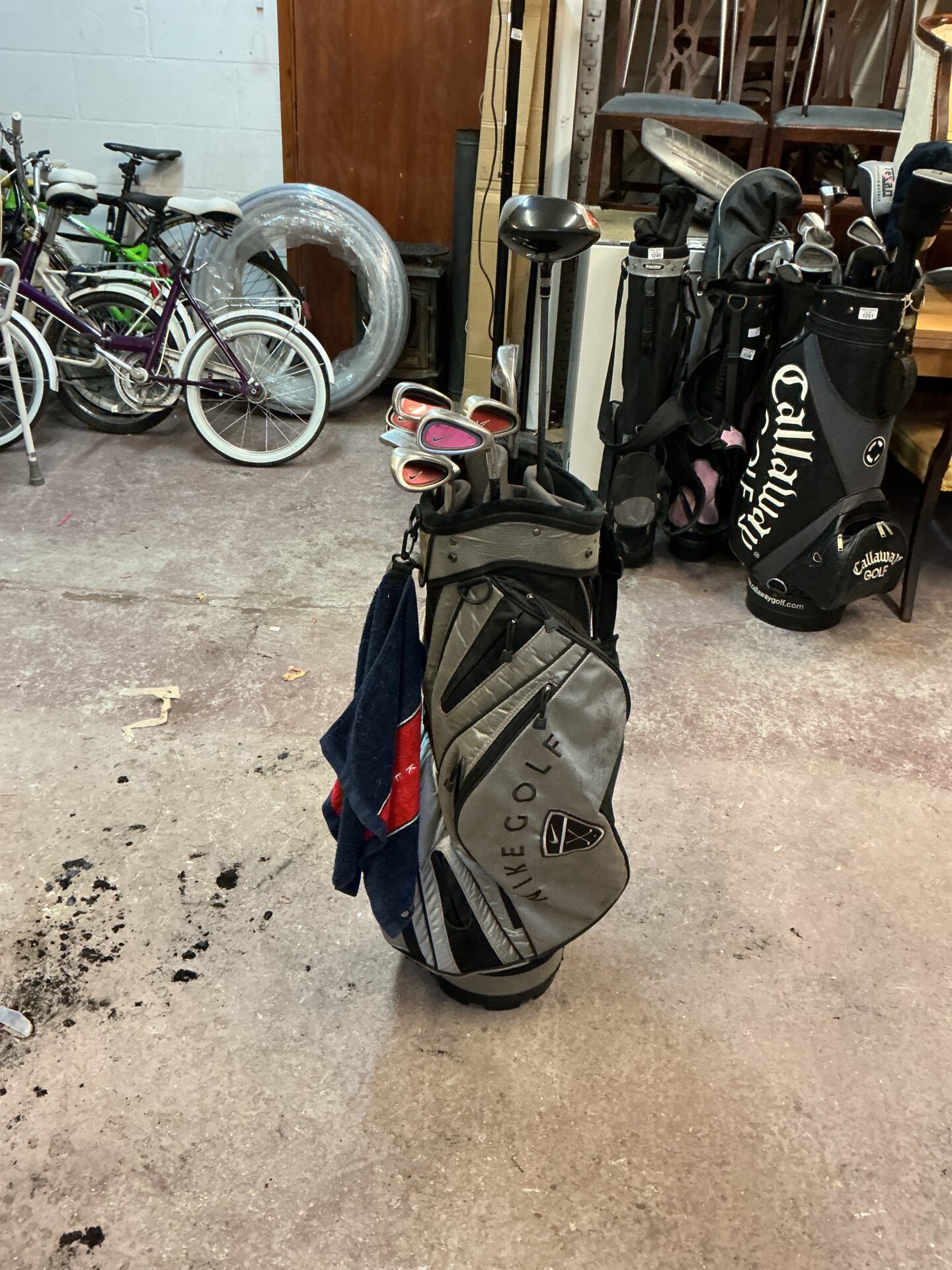 1252 Set of Nike Golf Clubs With Bag