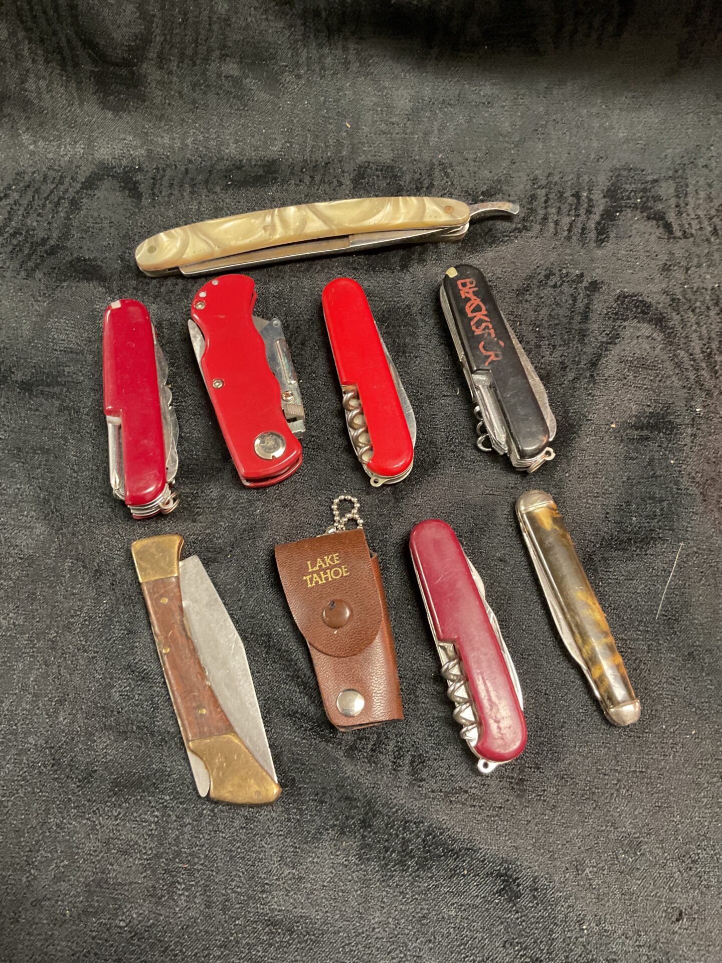794 Tray of assorted Pocket knives and a cuthroat razor