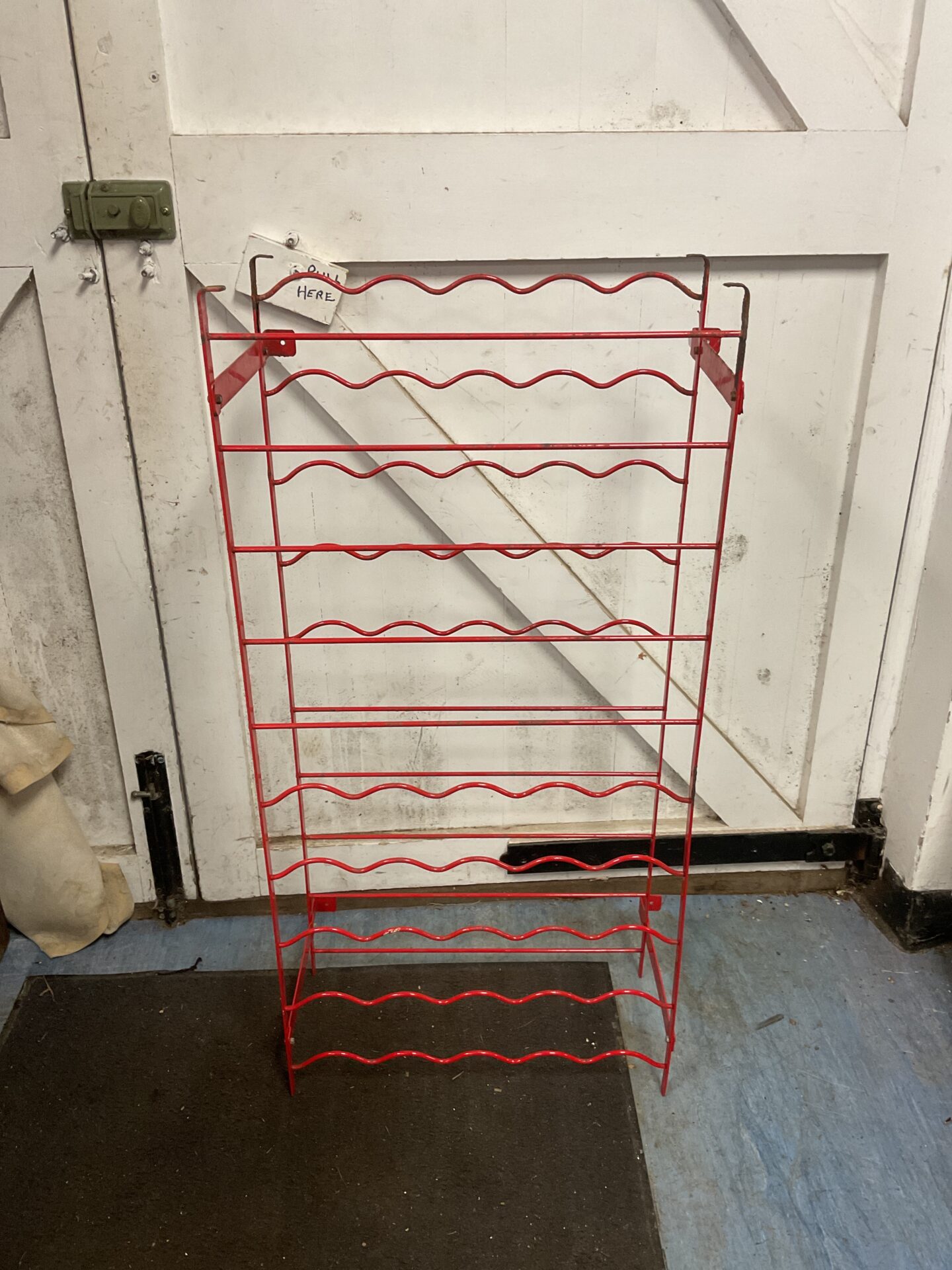 1172 Red metal wine rack