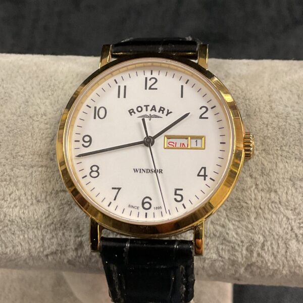 Rotary quartz gents wristwatch with white dial and date window.