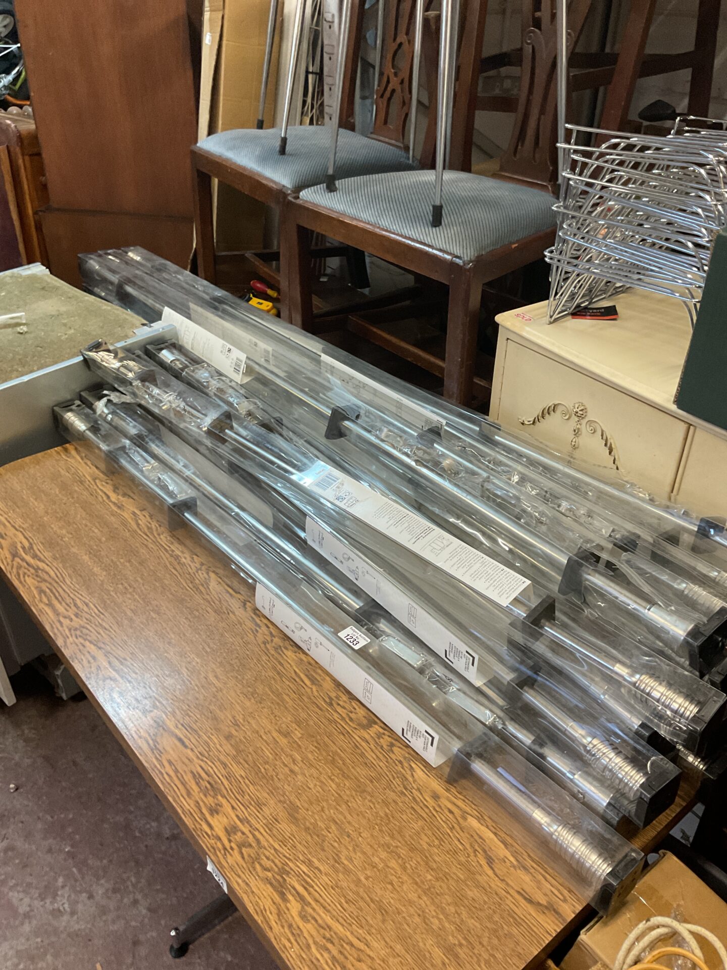 1233 Large quantity of silver extendable curtain pole