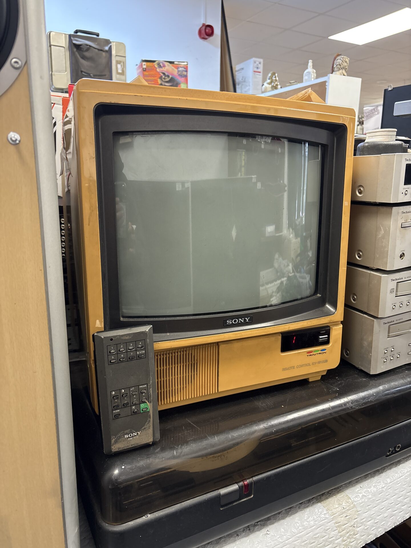 150 Retro Sony Trintron KV-1612UB CRT Television With Remote Powers On