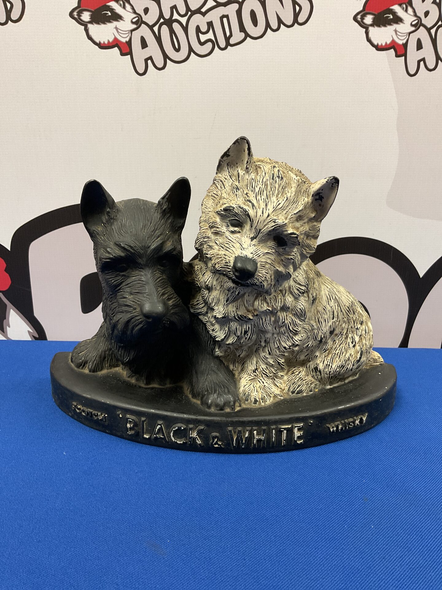 034 Vintage black & white scotch whiskey plastic bar top dogs