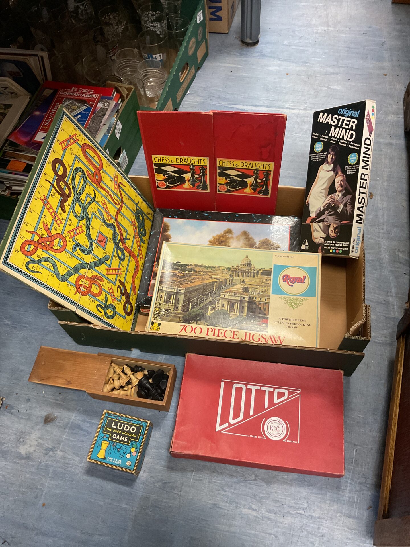 466 Tray of vintage games, including chess set with wooden pieces and original mastermind