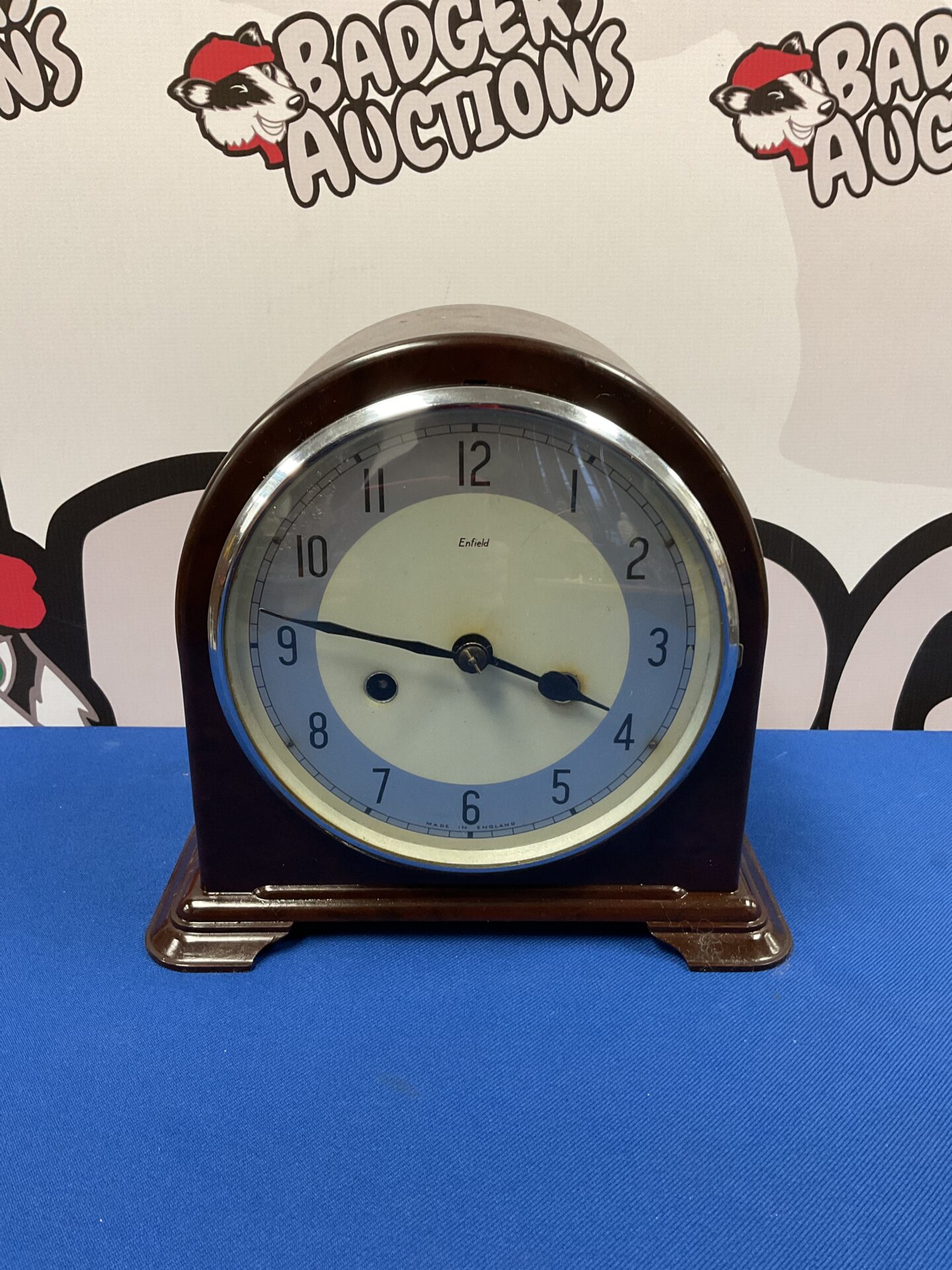 071 Mid century smiths Enfield 8 day striking bakelite cased mantle clock working with key