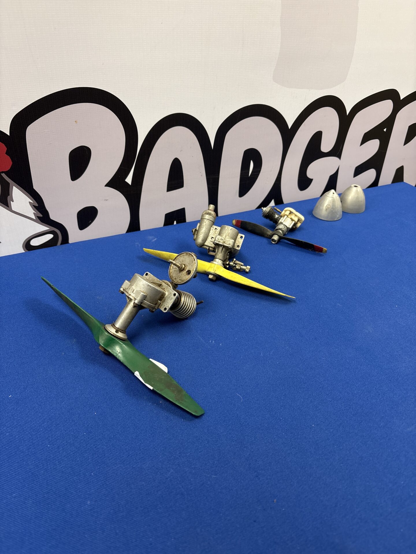 422 Three vintage model aeroplane engines and two aluminium spinners