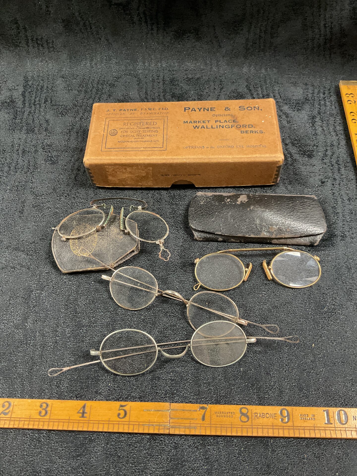 907 Payne & Son Wallingford Box of vintage glasses