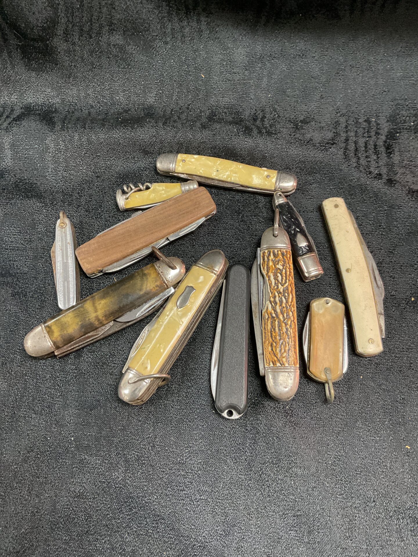 793 Collection of assorted pocket knives