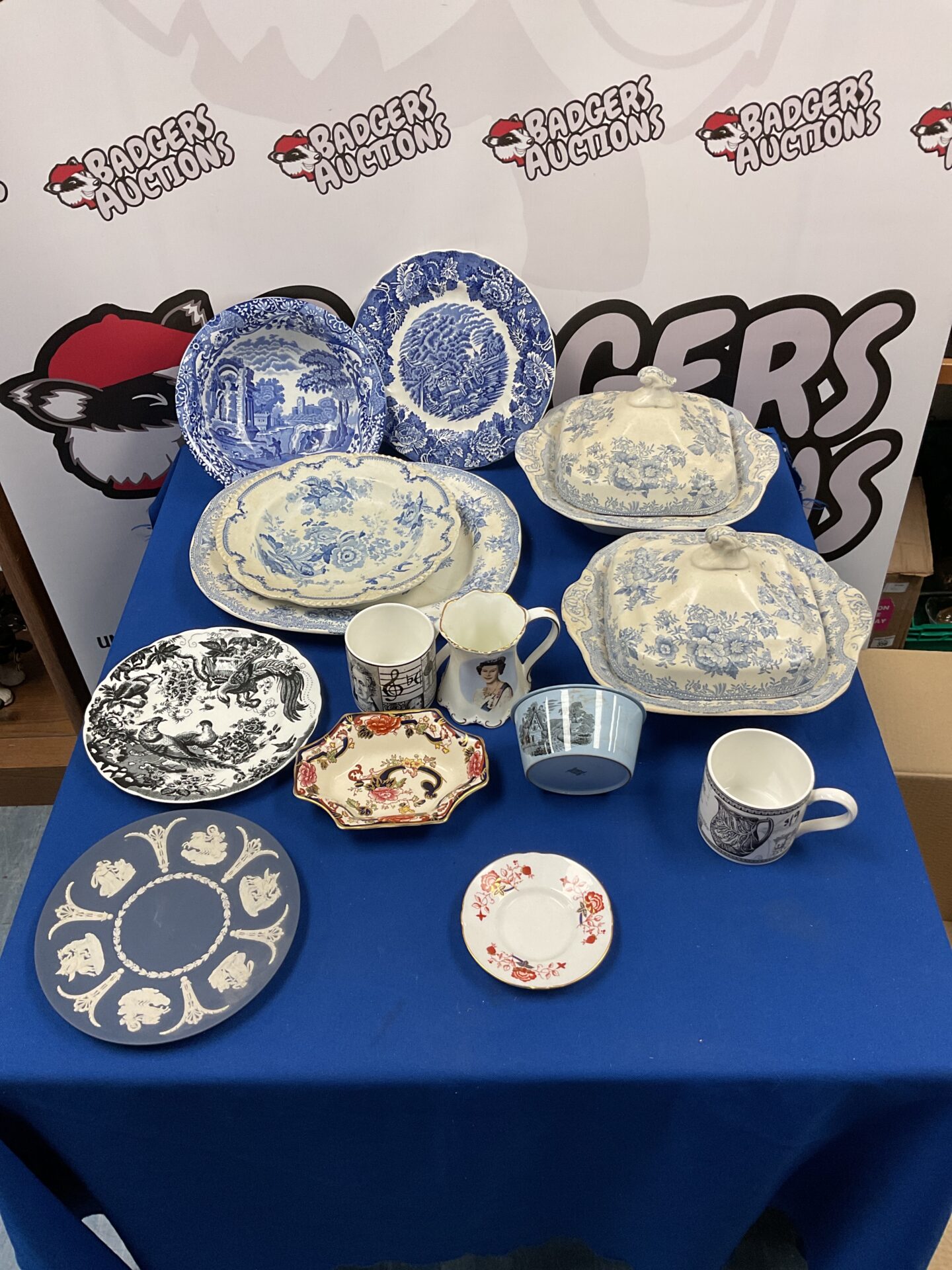 076 Box of china including Wedgwood & royal crown derby