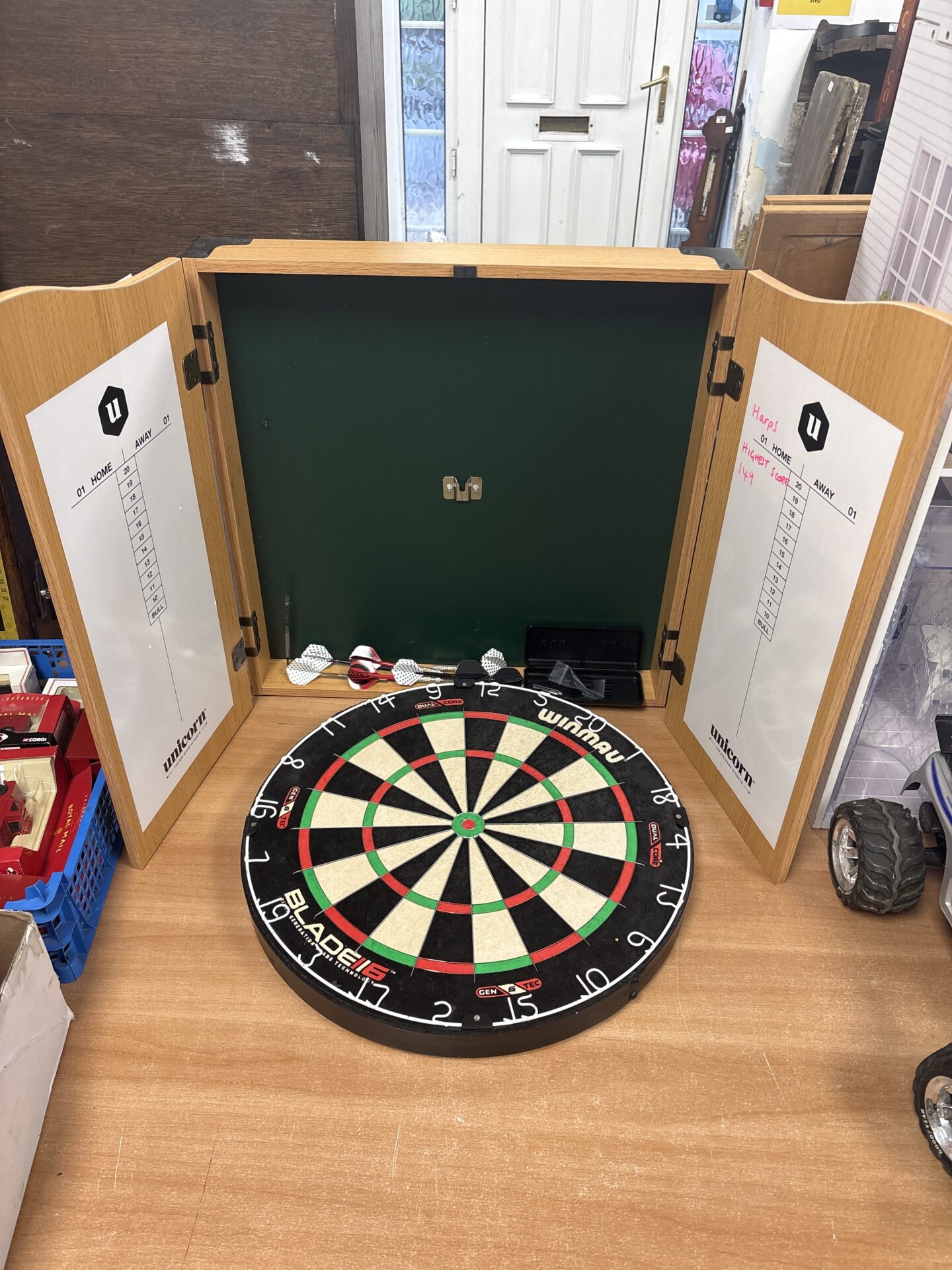341 Winmau Blade 116 Dartboard With Darts Inc Wooden Case
