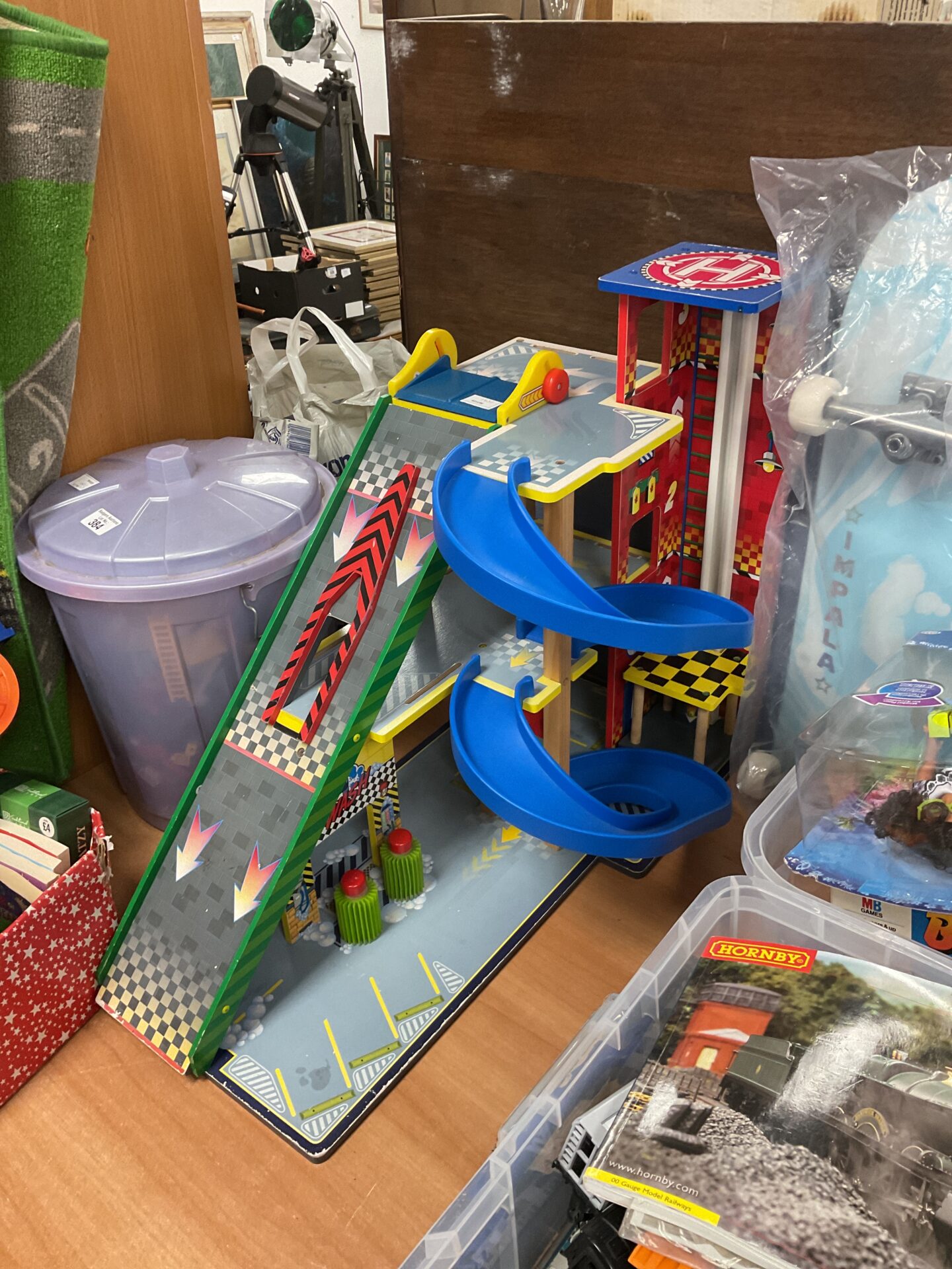 364 Wooden garage play set with lift & car wash