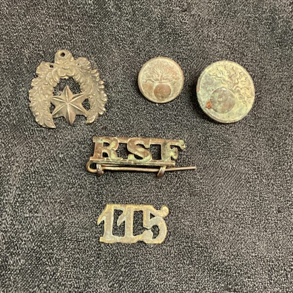 WWI French military badges and buttons, antique collectables.