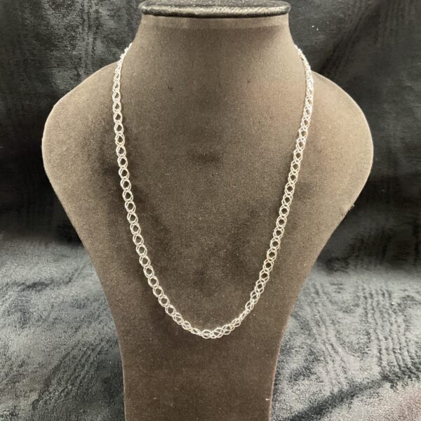 Delicate 925 silver necklace with a fine linked chain.