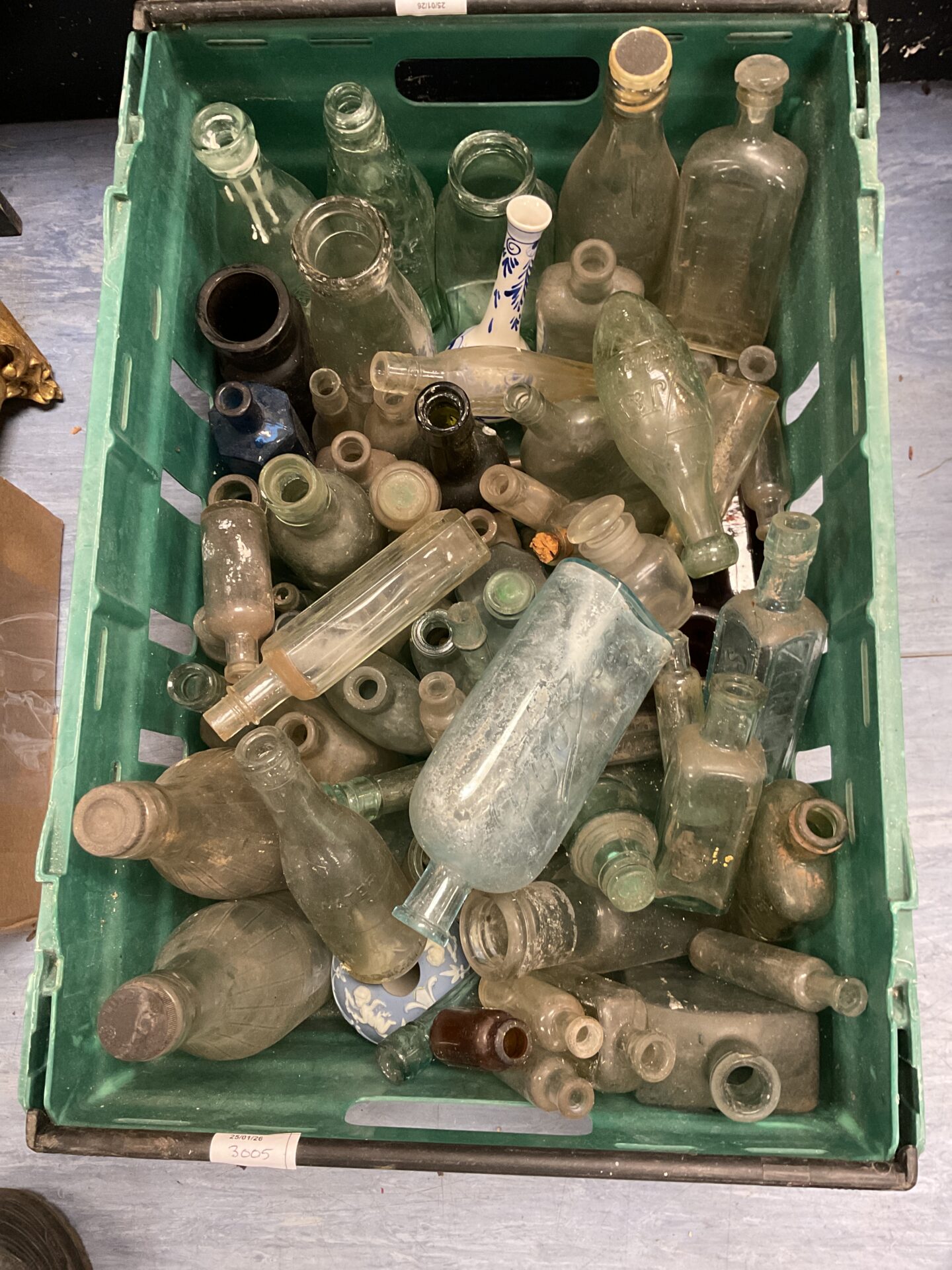 334 Large collection of antique glass bottles, including torpedo bottle boots, cash chemist bottle and various other assorted chemist bar bottles