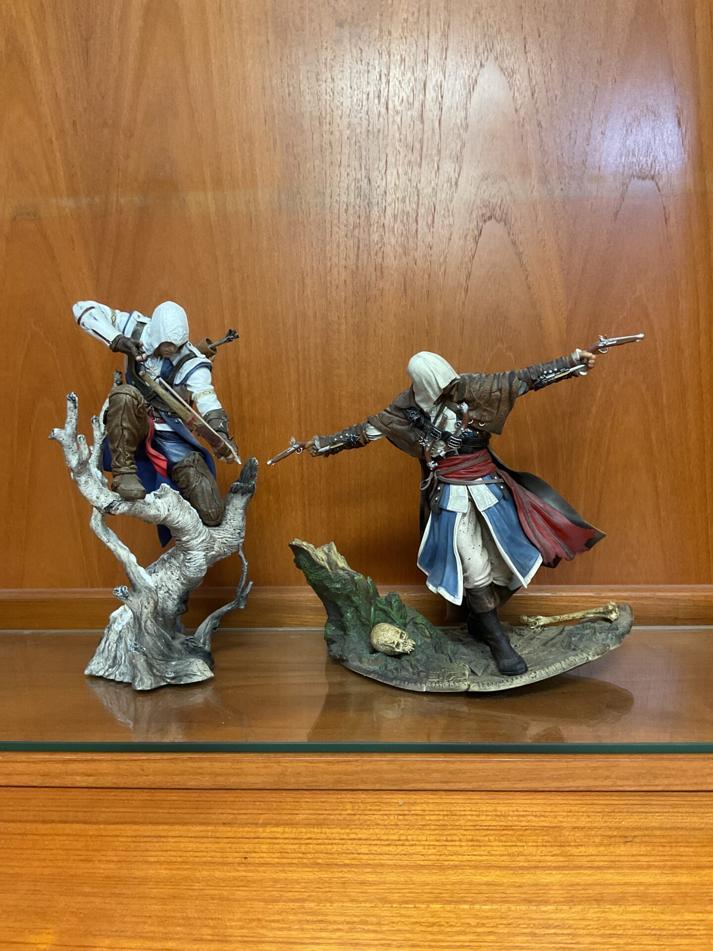 353 Two assassins creed collectors figures