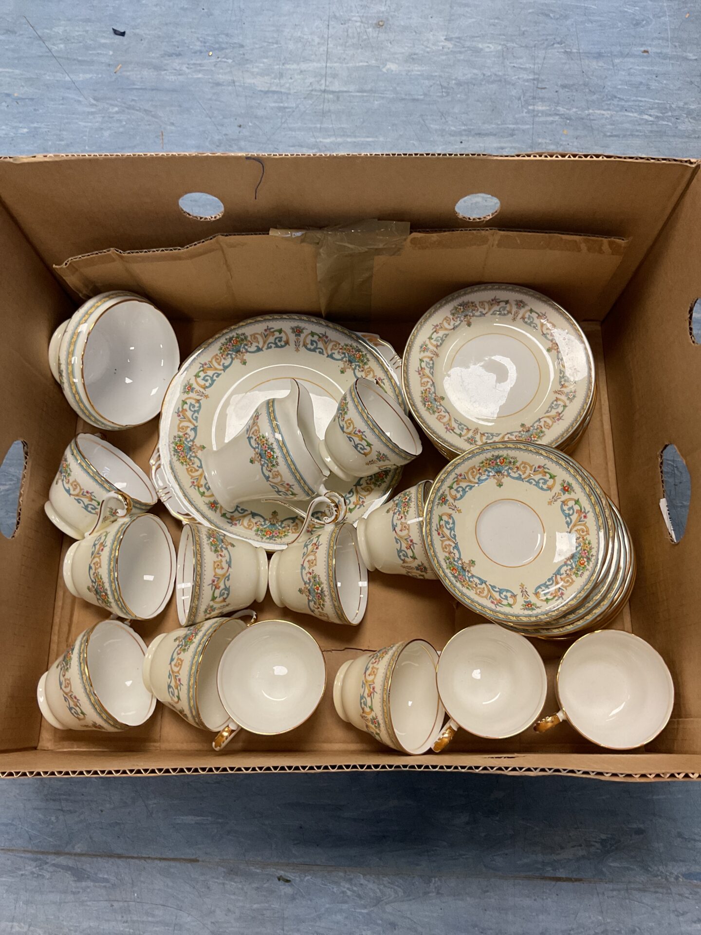 085 Tray of aynsley china teacups & saucers