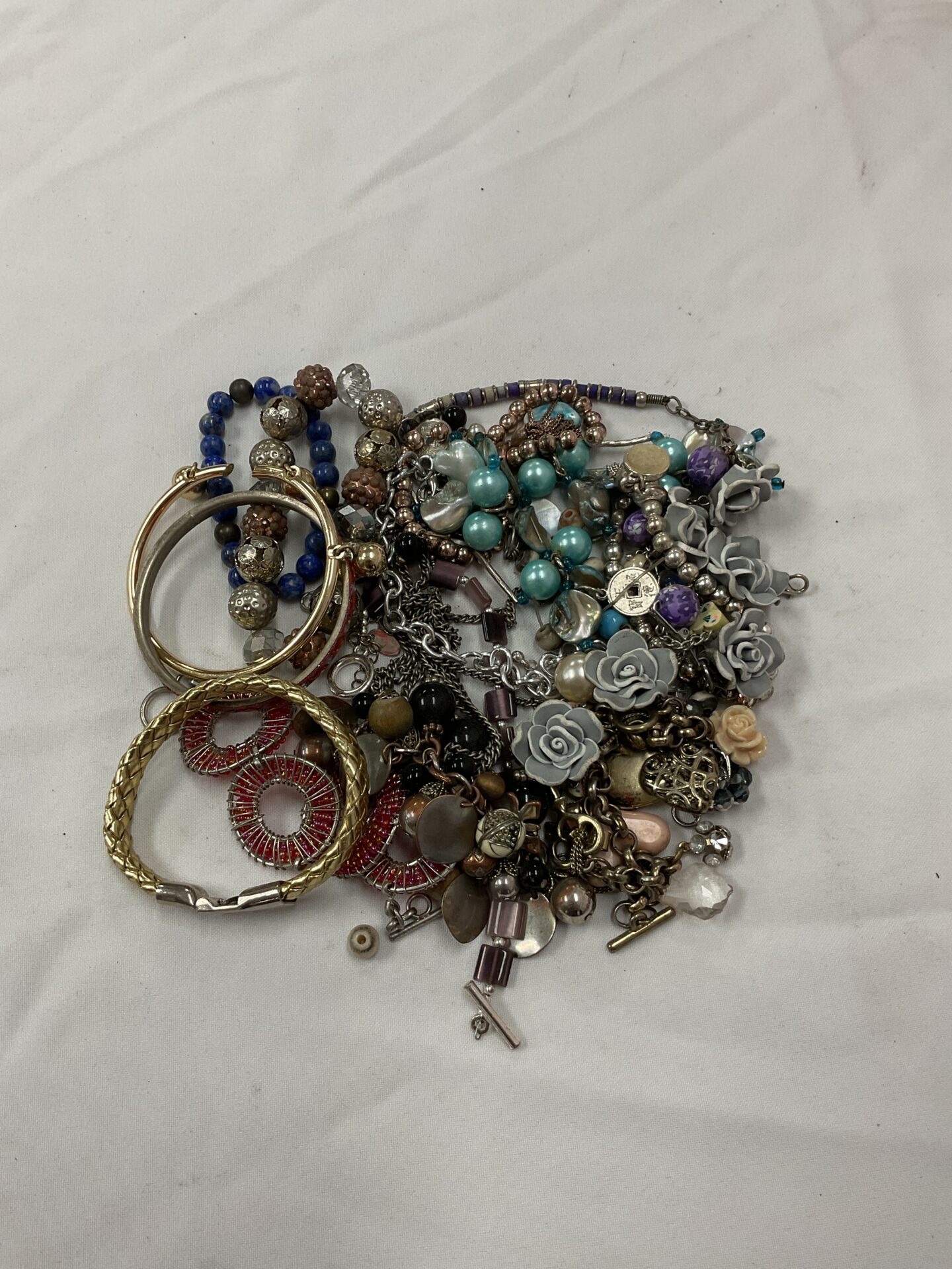 816 Tray of approximately 20 bracelets