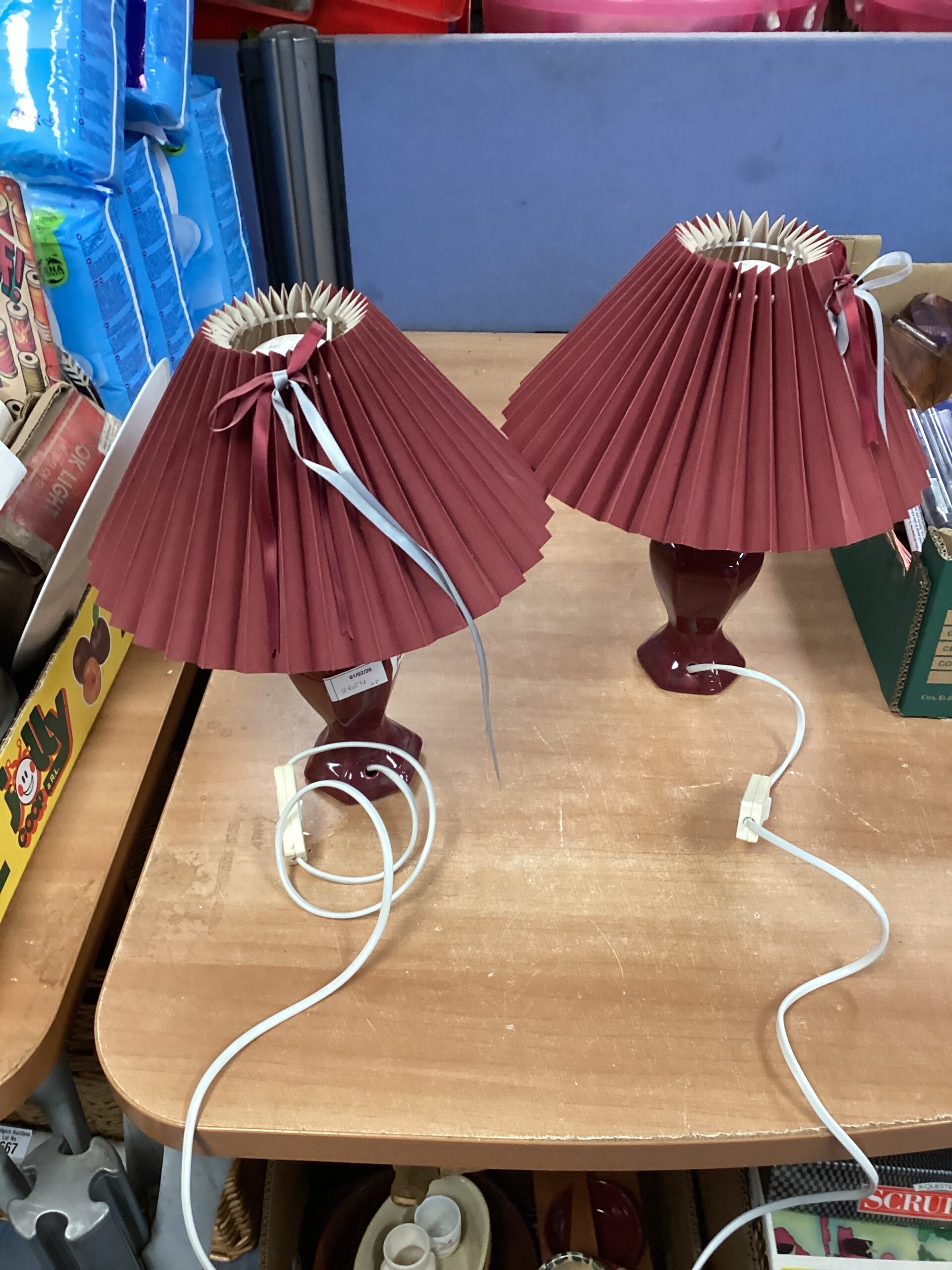 660 Two burgundy table lamps working