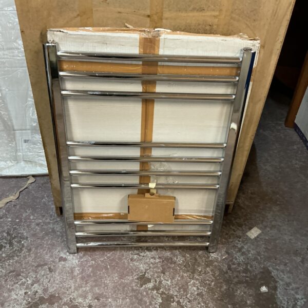 Chrome ladder rail measuring 600x800 for bathroom towel storage.