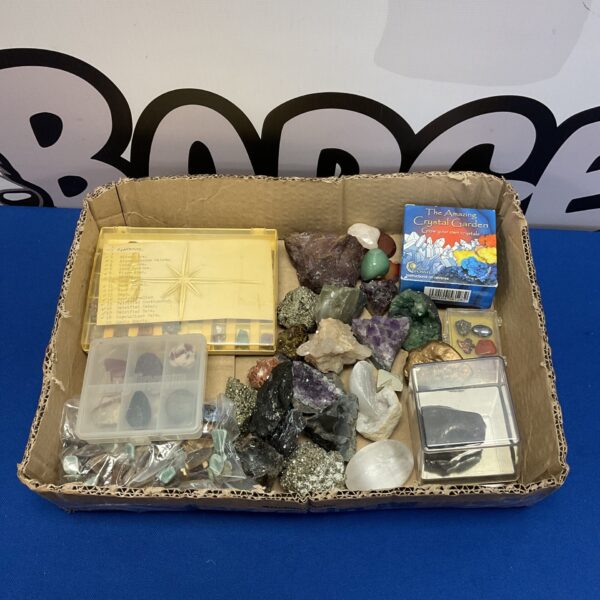 Mixed lot of crystals and gemstones for collectors.