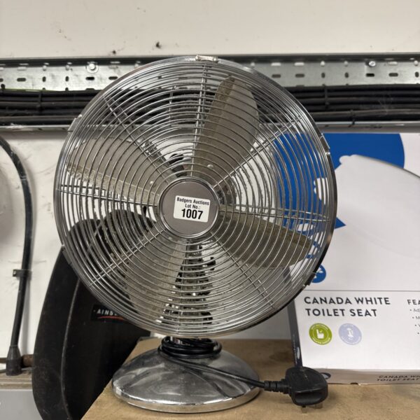 White and black Daewoo desk fan for tabletop cooling.