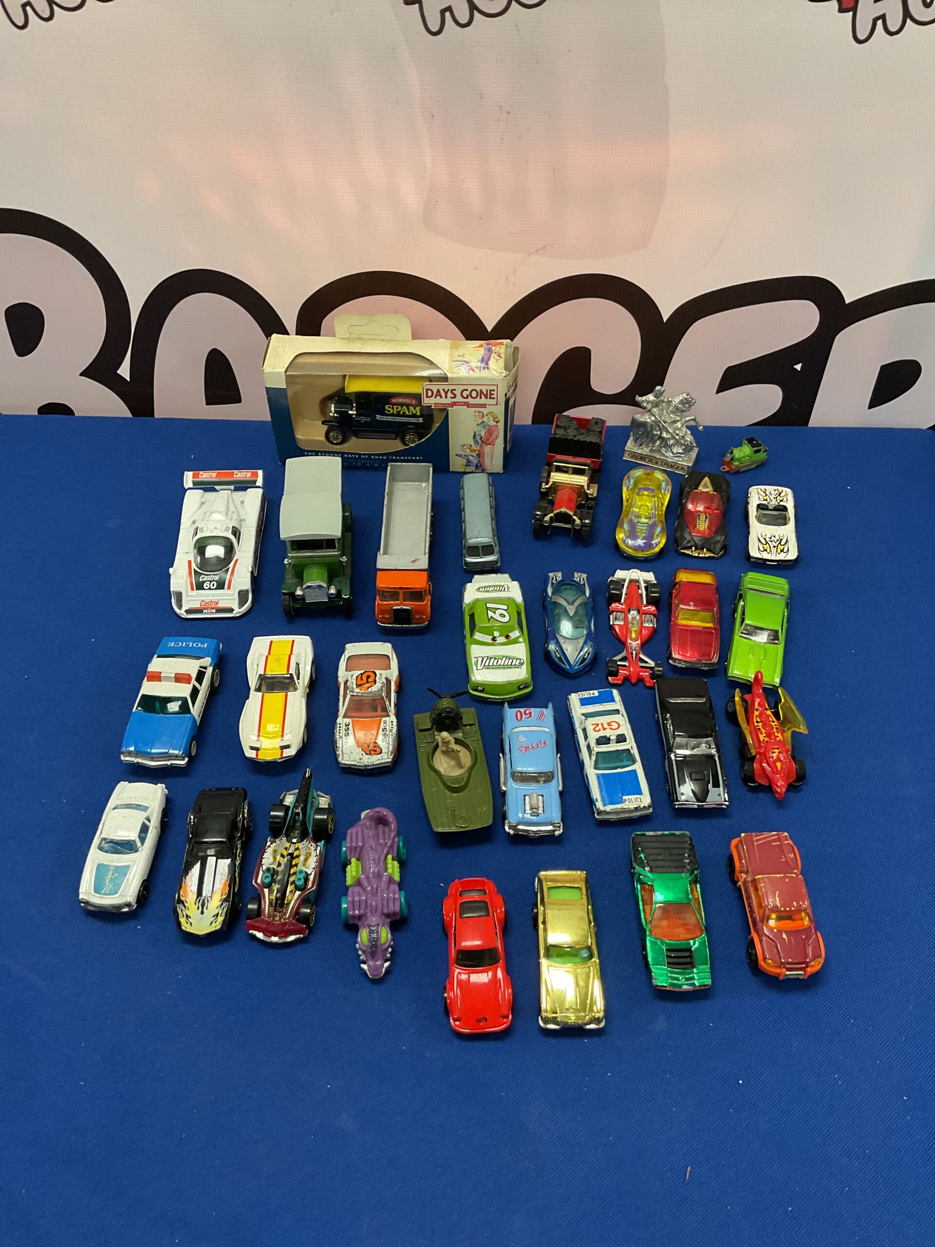 433 Selection of diecast vehicles including hotwheels & matchbox slot cars