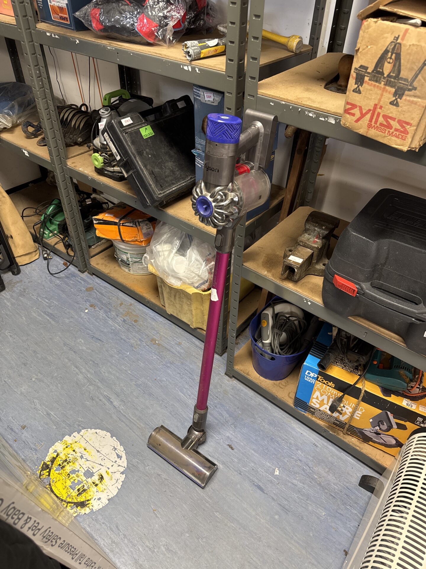 1066 Dyson v6 absolute cordless hoover body only spares/repair – battery not holding charge, cracks on handle section