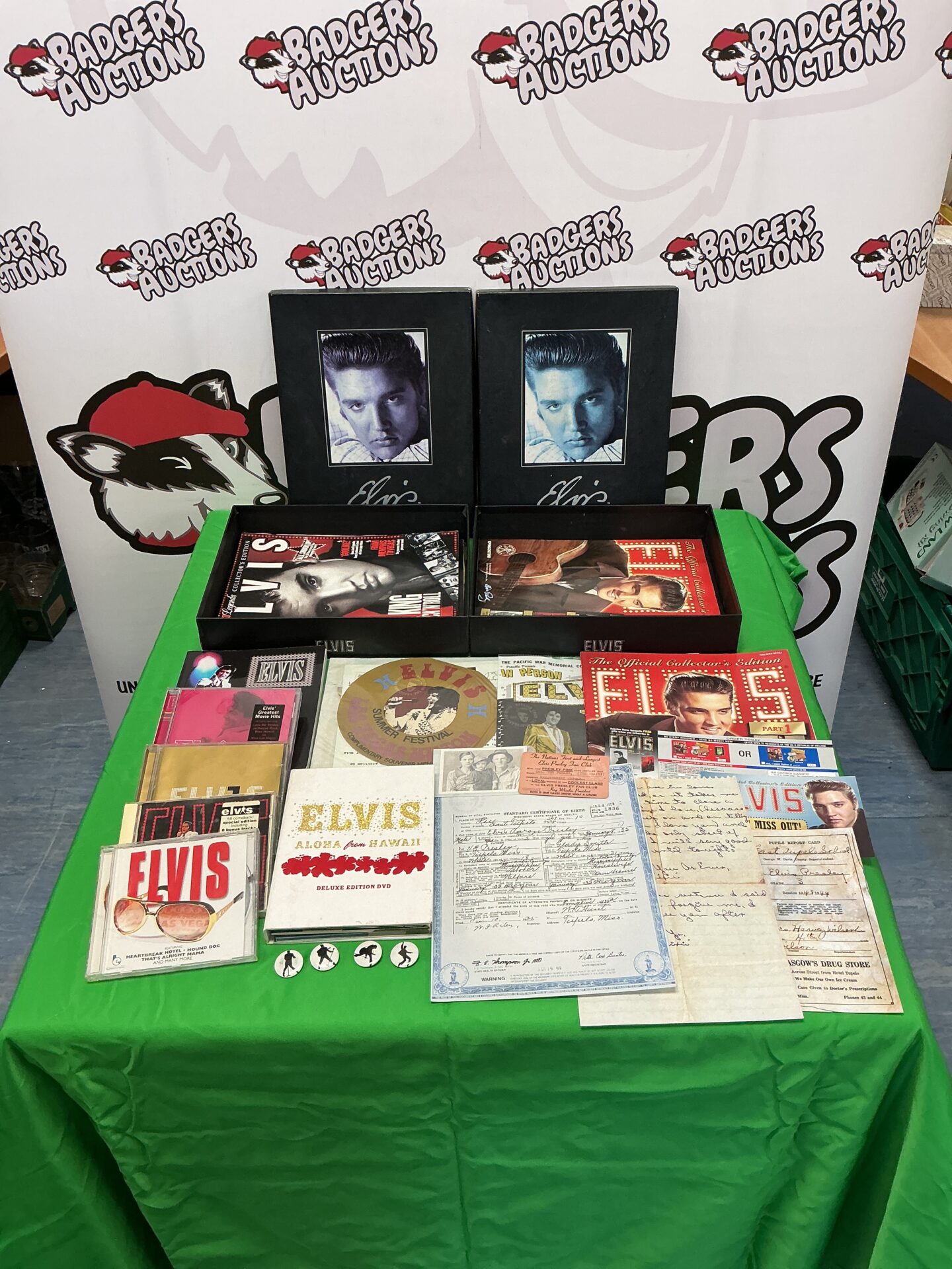511 Collection of Elvis Presley ephemera with CDs DVDs and magazines