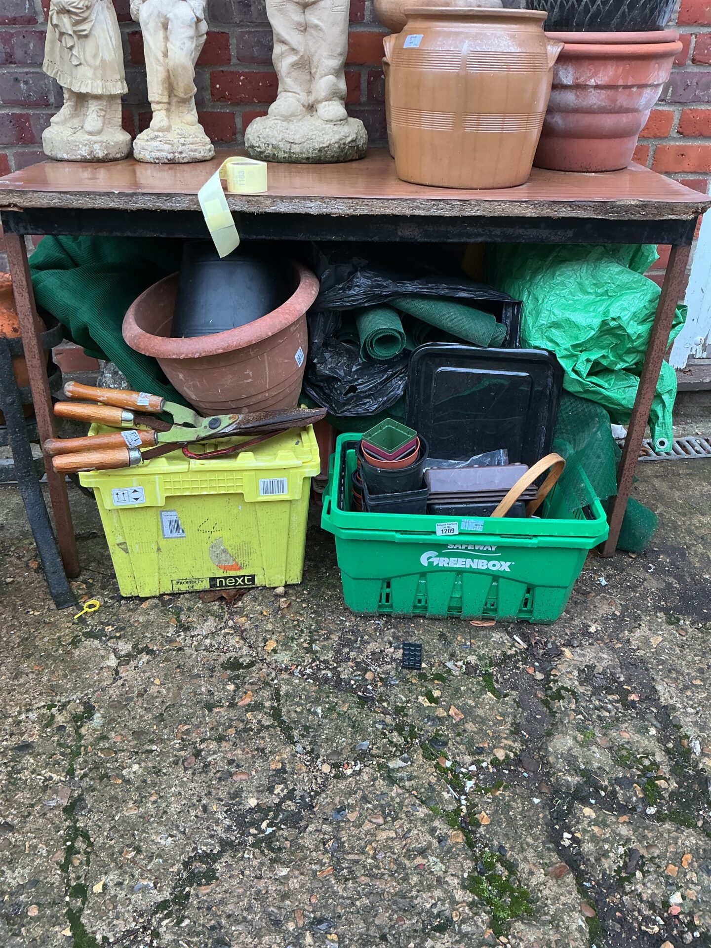 1100 Job lot of garden items