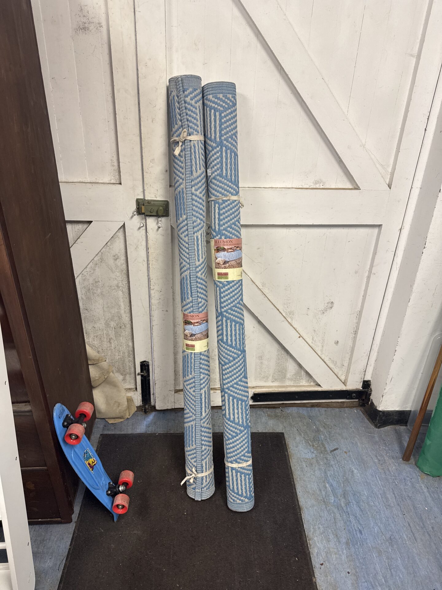 1000 Two illusion outdoor rugs 160cm x 230 – appear unused