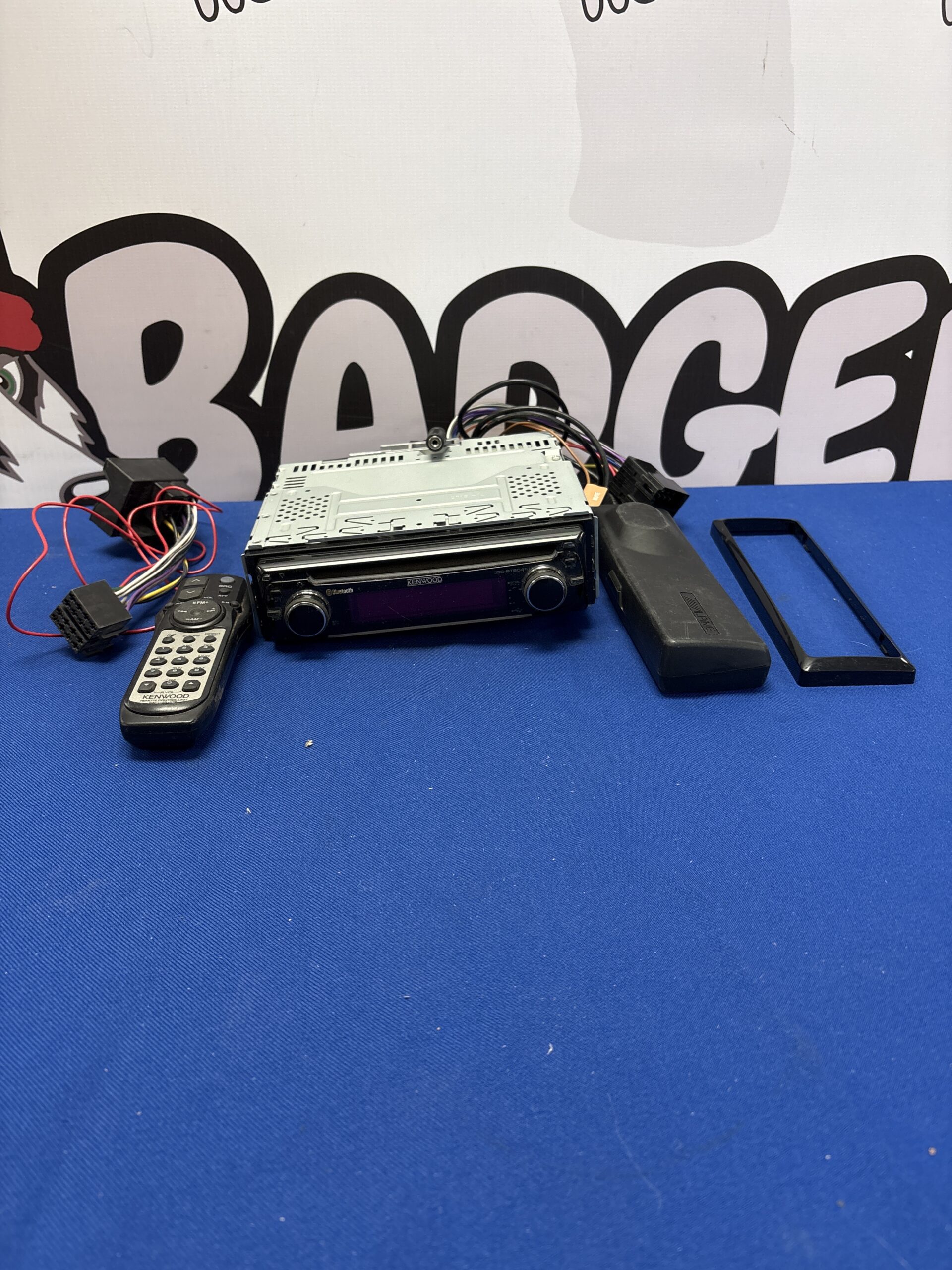 198 Kenwood Bluetooth DC – BT8041U Car radio with remote and other cables