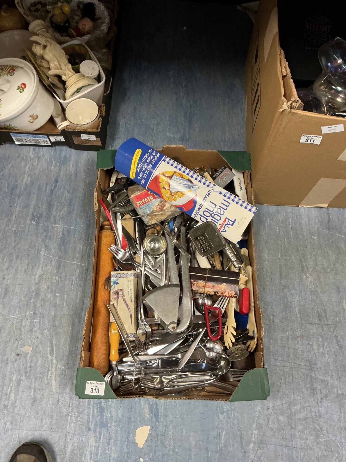 310 Tray of mixed kitchen items inc garlic press
