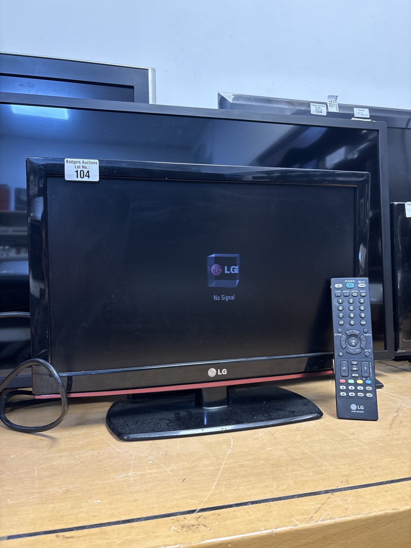 104 LG 19LD350–ZA 19 inch TV with remote powers on