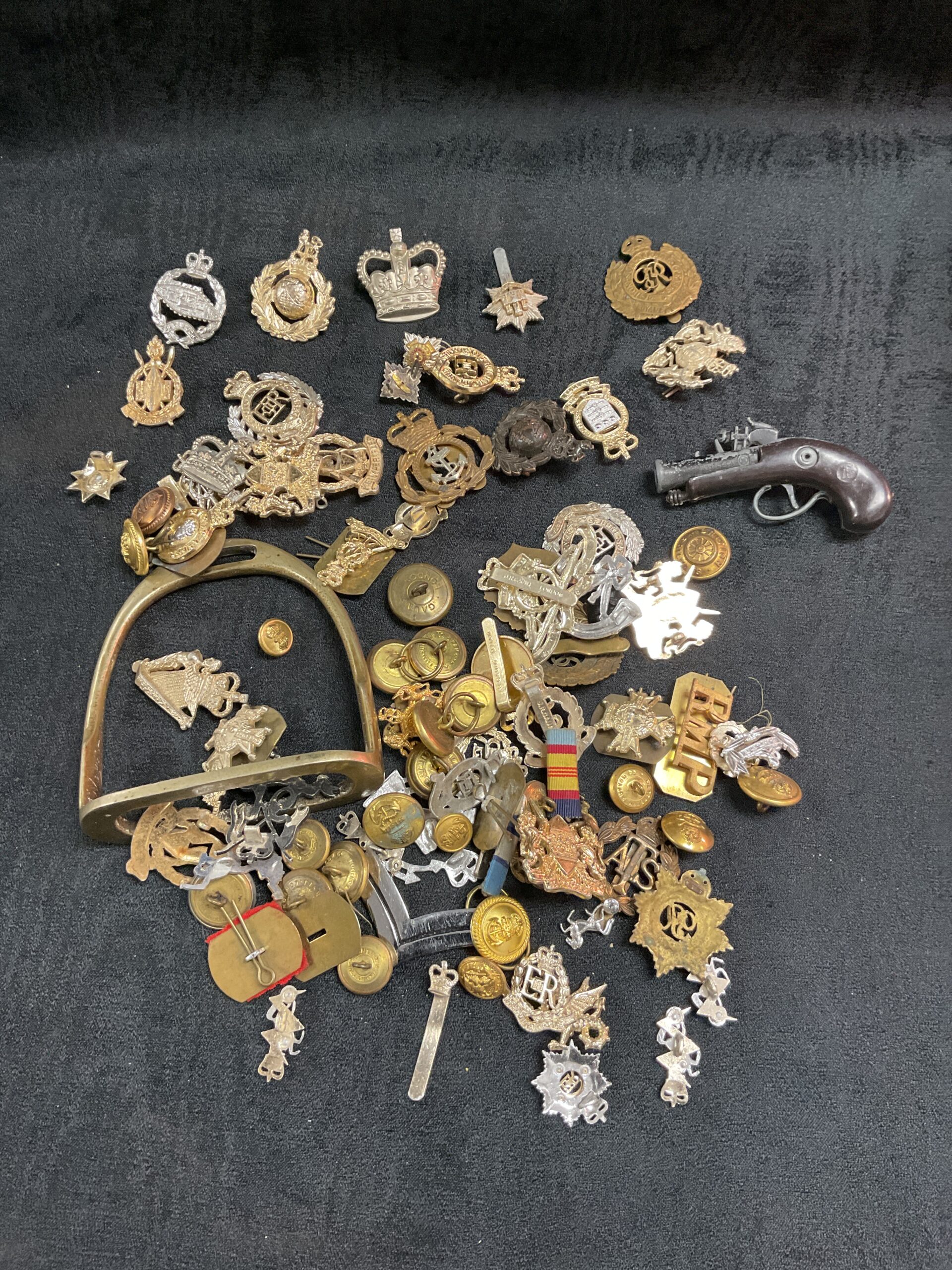 866 Large collection of military cap badges inc WW2 and Staybright badges and some buttons
