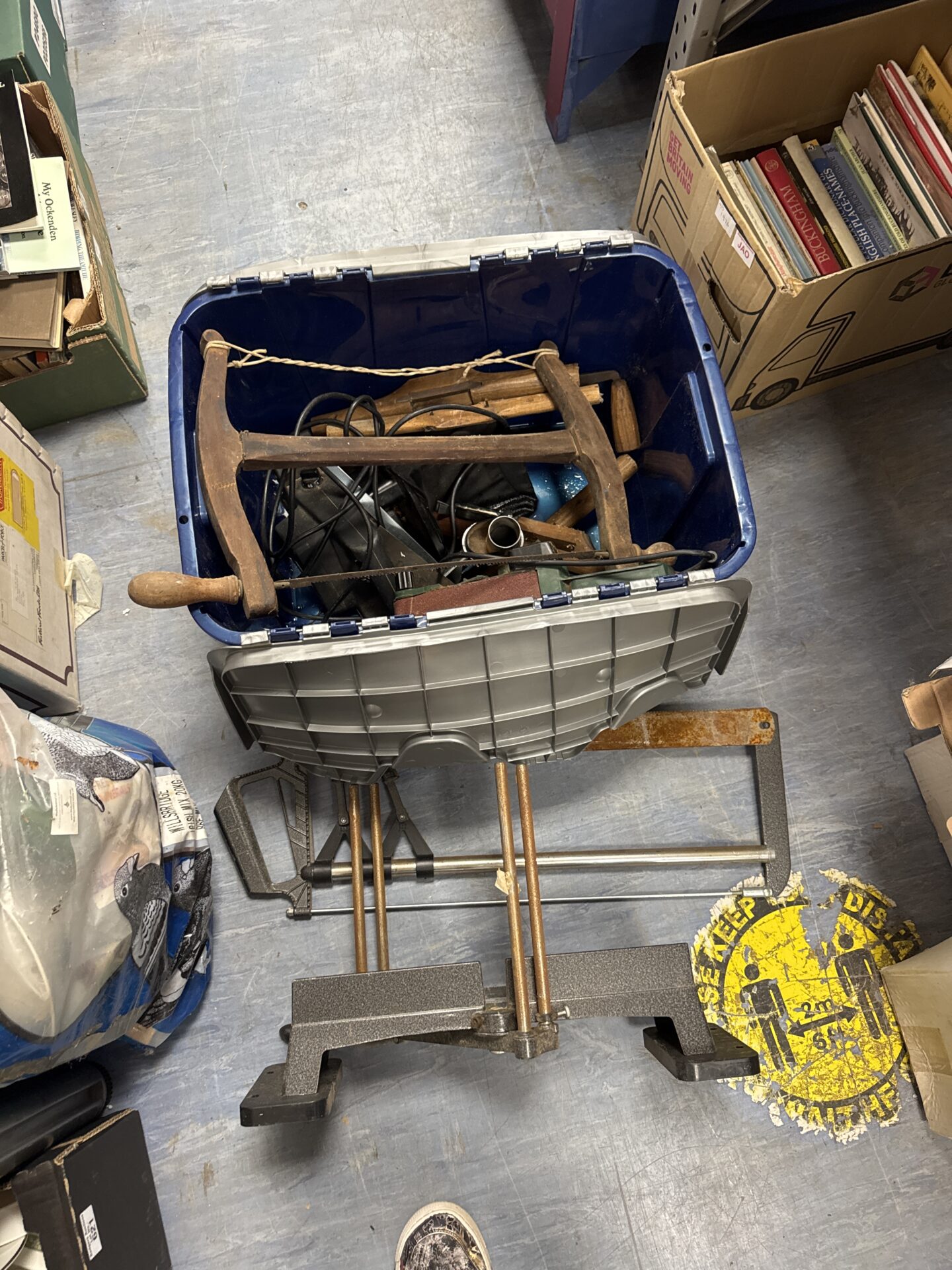 1092 Box of shed clearance tools & a mitre saw