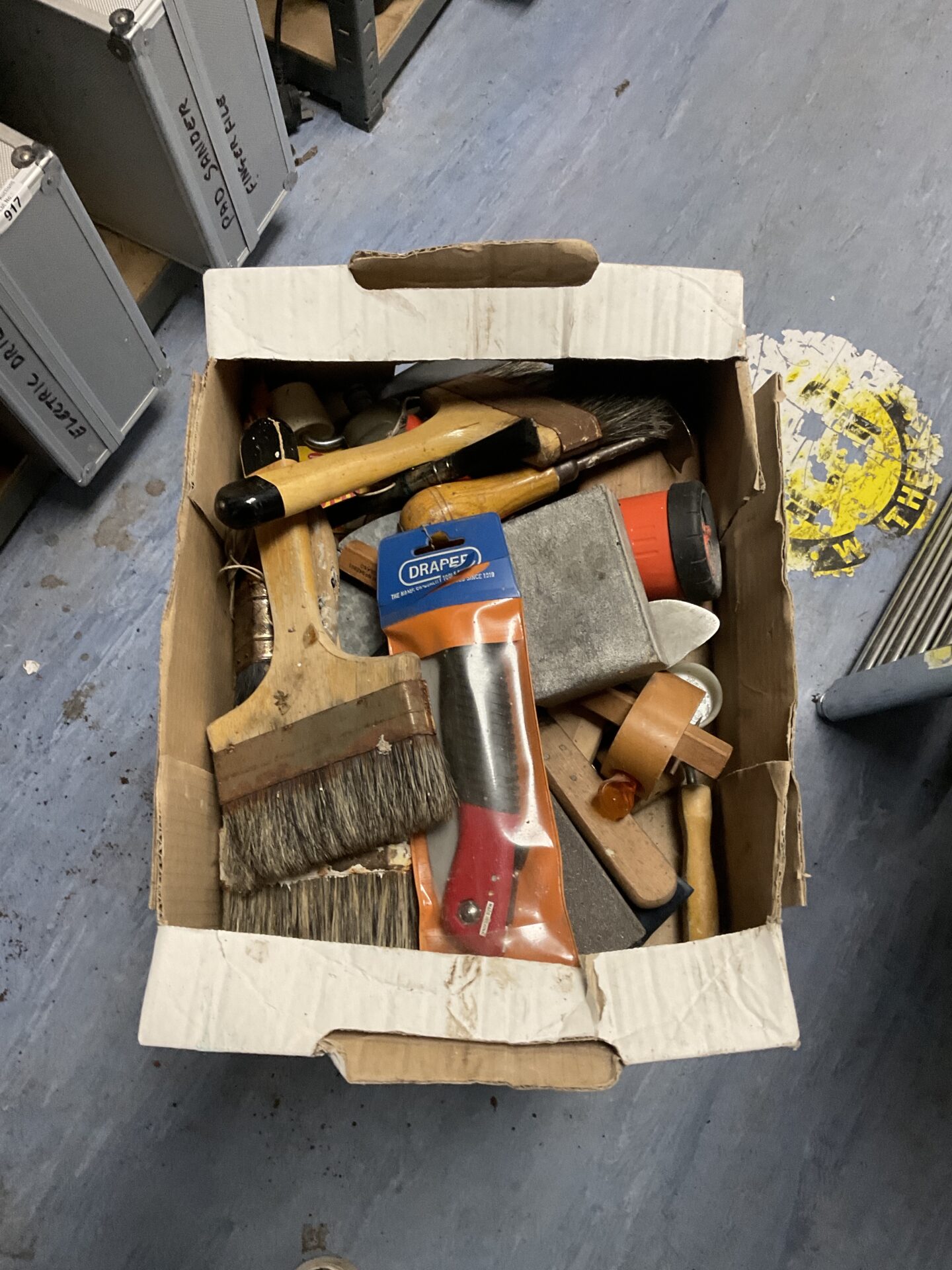 947 Tray of mixed items inc pasting brushes & others