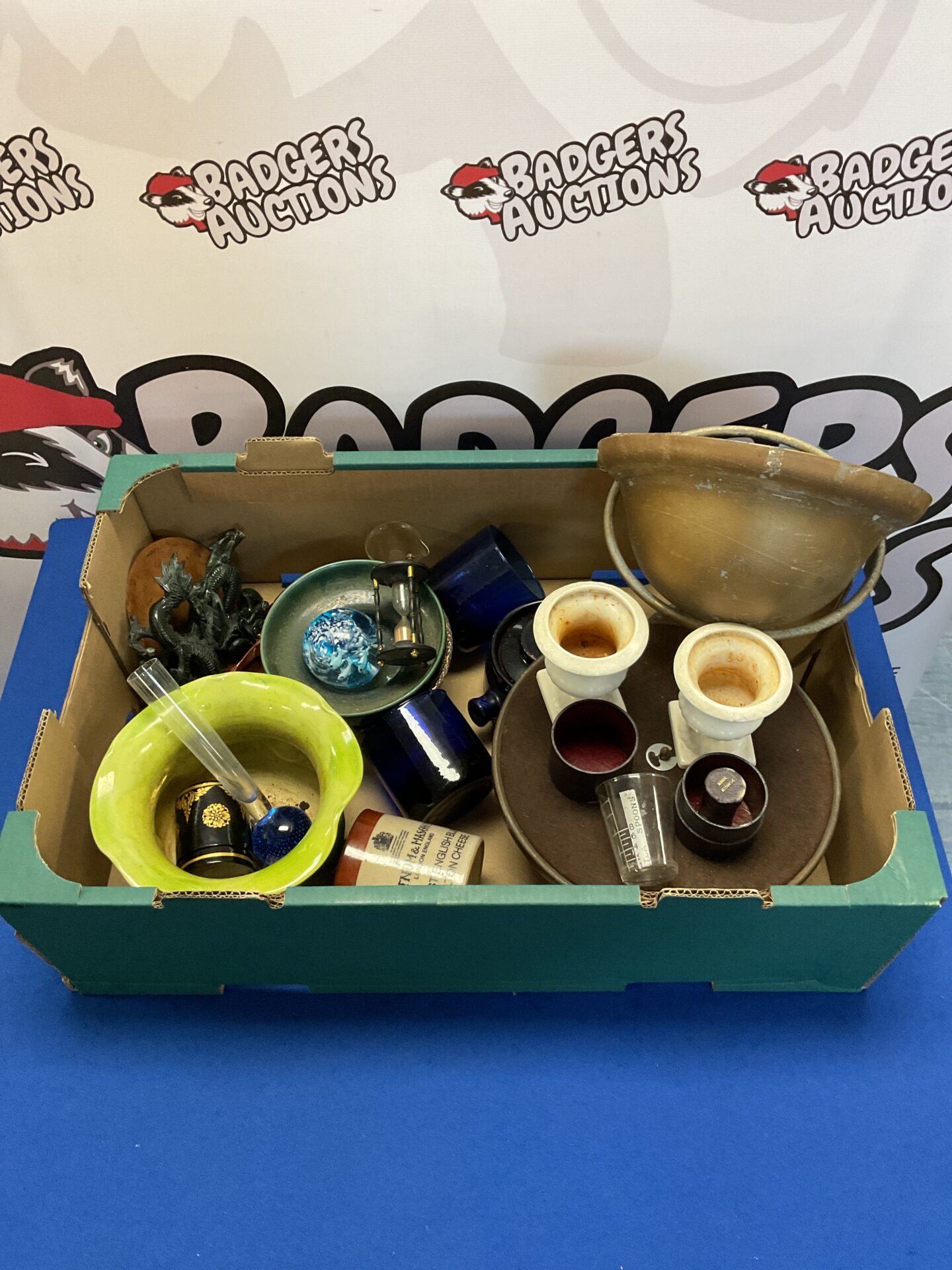096 Tray of mixed to include medicine glass & small hour glass