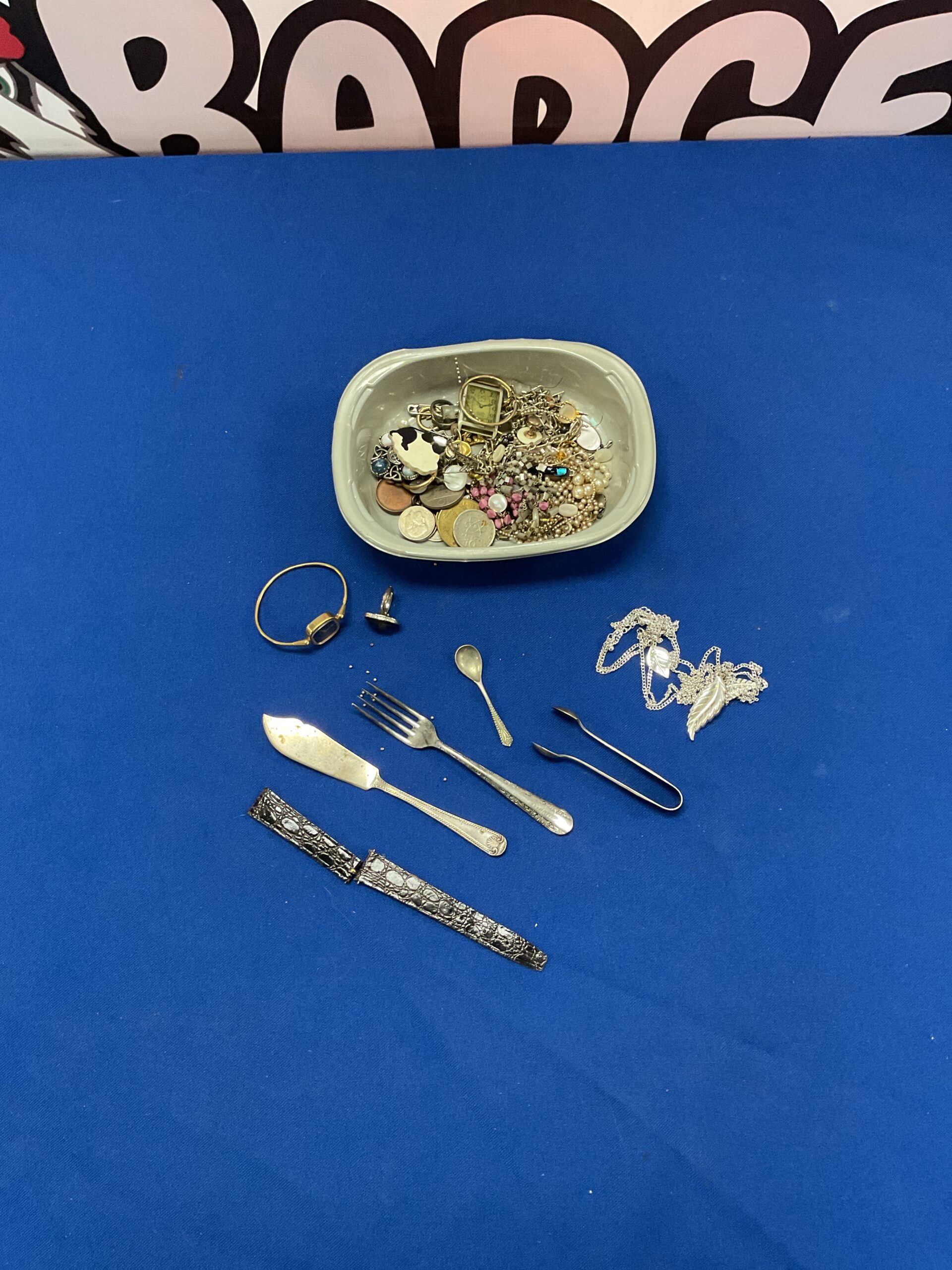 831 Mixed lot of jewellery, coins, etc