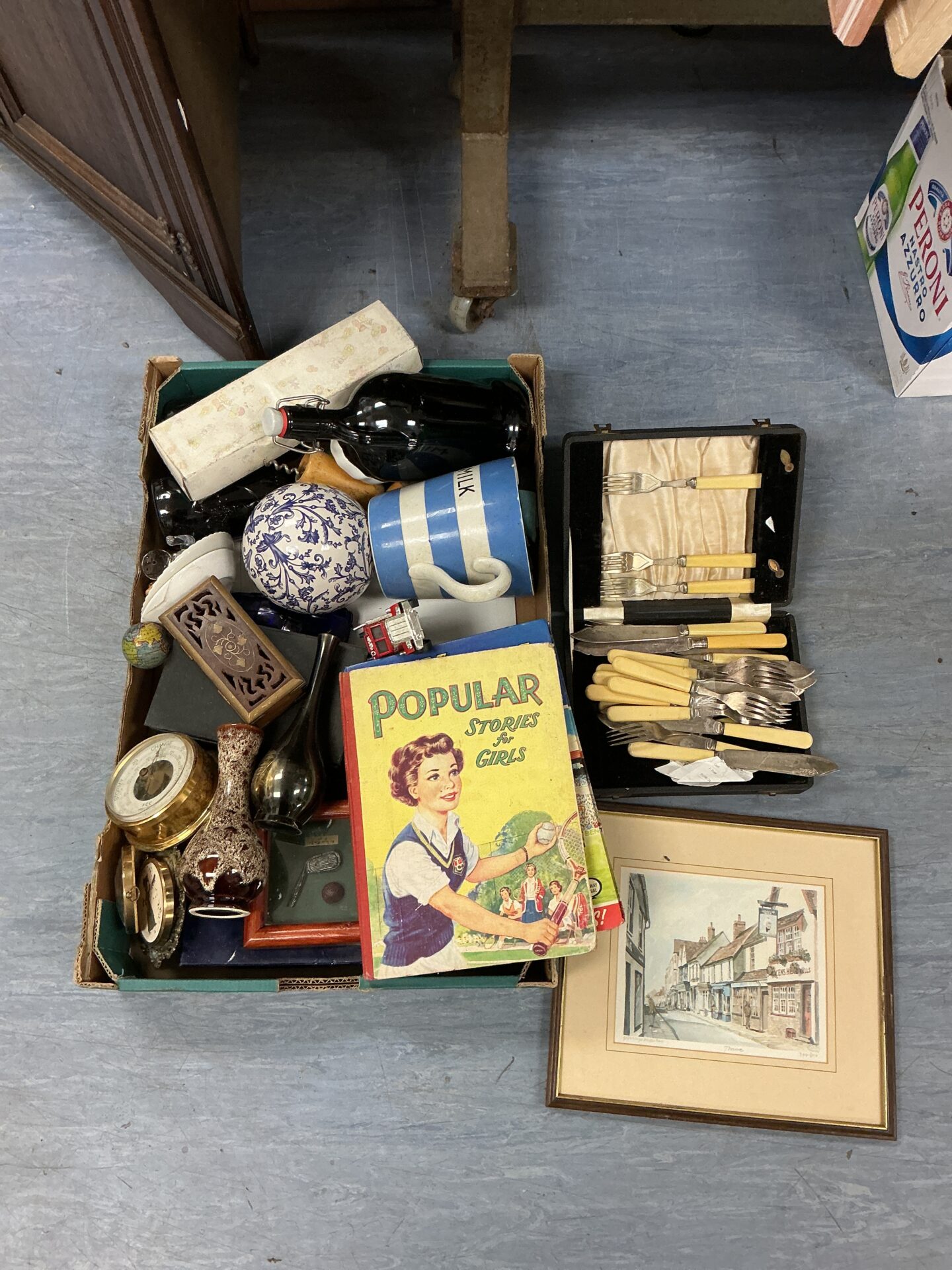 324 Box of mixed items inc bone handled fish fork and knife set