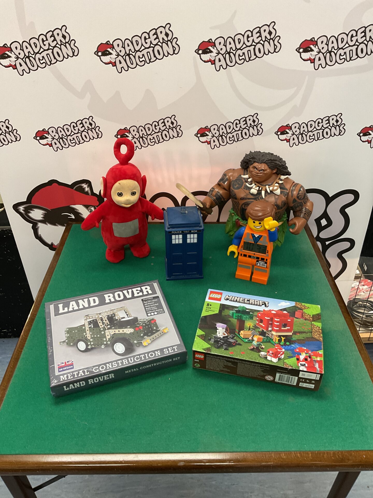 336 Mixed lot incl. Lego Minecraft Mushroom House set, metal Land Rover construction set, Emmet Lego Movie clock, Teletubbies, Doctor Who police box and Moana Maui figure