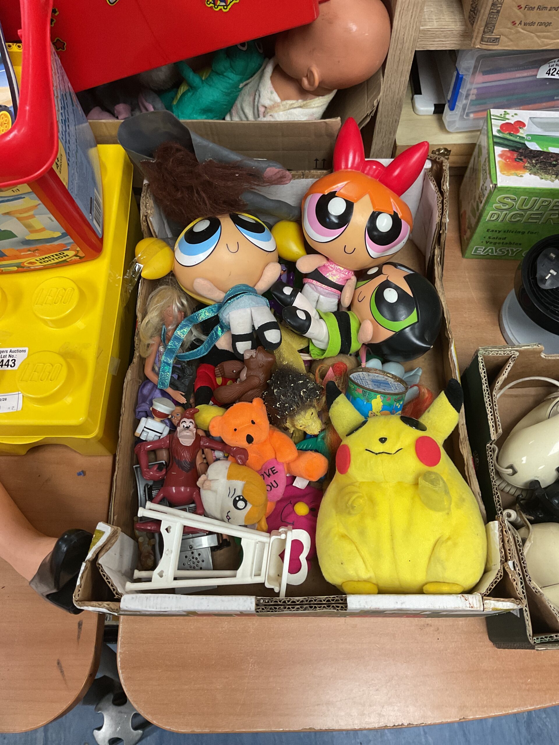 444 Tray of mixed toys incl. Pikachu plush toy, Powerpuff girls and figures