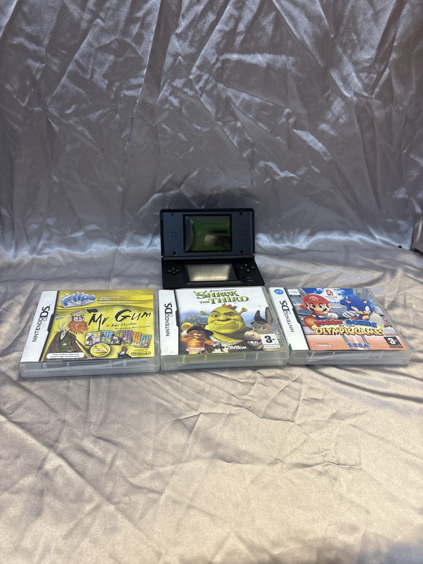 202 Nintendo DS lite blue with three games, including Mario and sonic