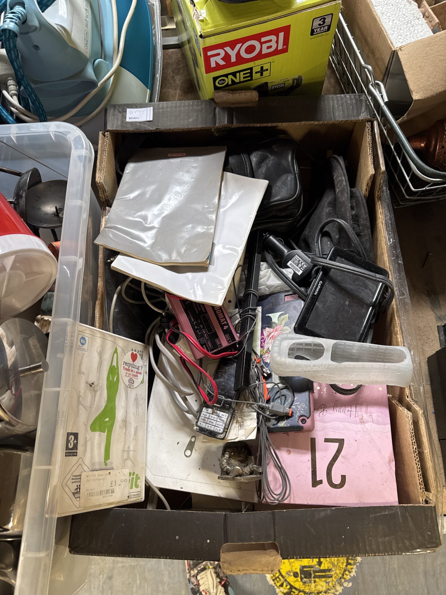 1076 Box of mixed house clearance items in Nintendo Wii console & others