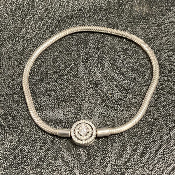 Silver Pandora rope chain bracelet with circular clasp.